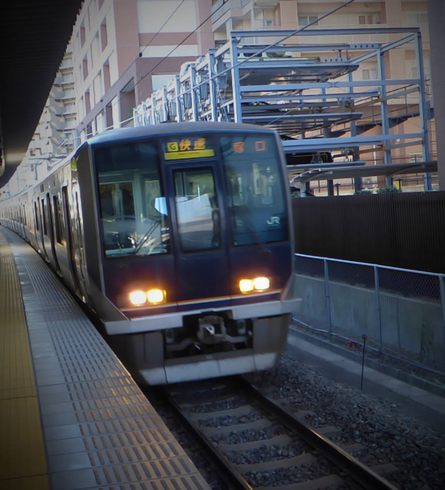 放出駅で快速電車が到着しました